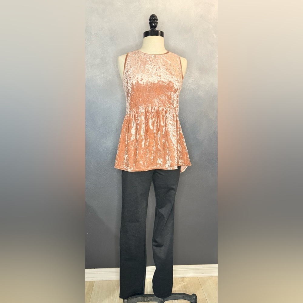 Knox Rose Crushed Pink Velvet Sleeveless Top - Picture 10 of 10